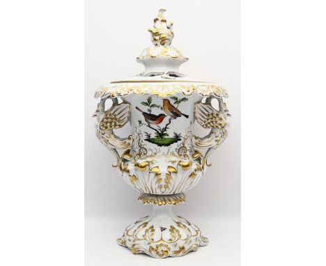 Deckelpotpourri, Herend. Gebauchte Form mit Schwanenhenkeln. Bunte Bemalung "Rothschild" mit Schmetterlingen, Schauseitig bun
