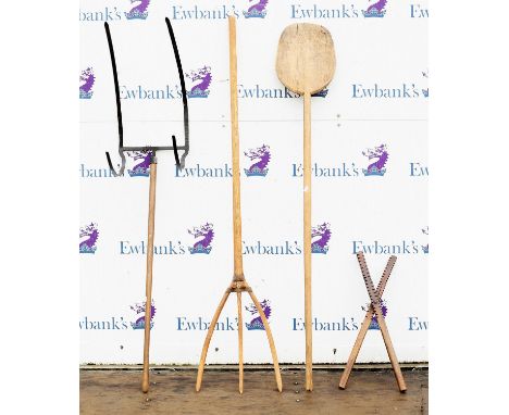 A 19th/early 20th century century sycamore peel, together with an ash hay fork and two further items, peel 184cm, (4)Conditio