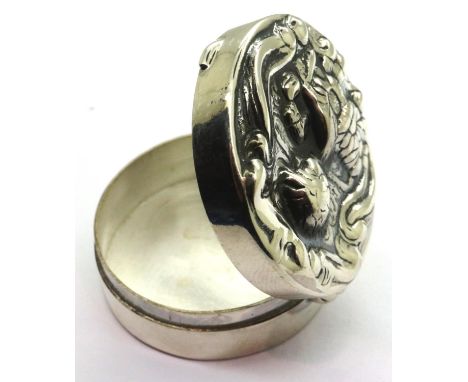 Sterling silver Art Nouveau style pill/snuff box, 11.3g. P&amp;P Group 1 (£14+VAT for the first lot and £1+VAT for subsequent