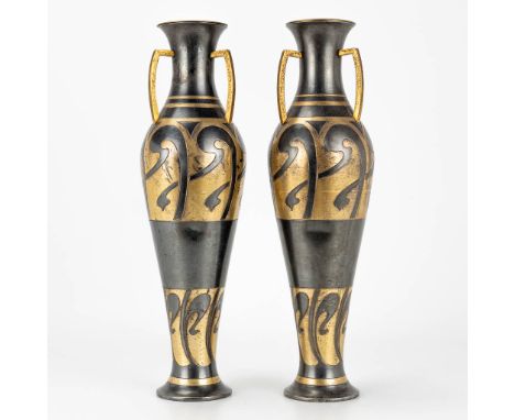 A pair of art nouveau vases, made of metal. The first half of the 20th century. (31 x 9 cm)