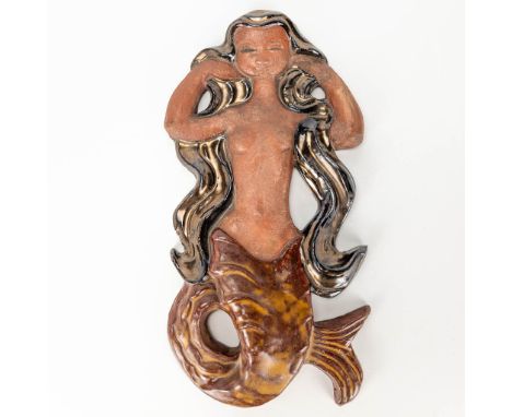 Elisabeth VANDEWEGHE (XX-XXI) A ceramic mermaid, for Perignem. (4 x 20 x 38 cm)