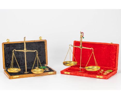 A collection of 2 pharmacy scales in a box. The first half of the 20th century. (13 x 25 x 3 cm)