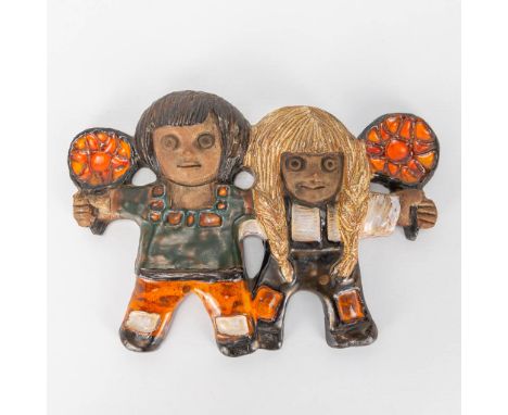 Elisabeth VANDEWEGHE (XX-XXI) A ceramic wall plaque of playing children made for Perignem. (3 x 29 x 21 cm)