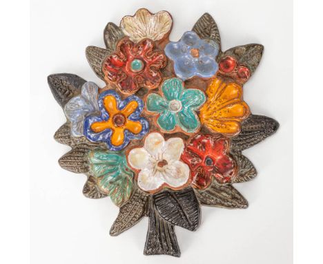 Elisabeth VANDEWEGHE (XX-XXI) A ceramic flower bouquet, made by Perignem. (2 x 26 x 27 cm)