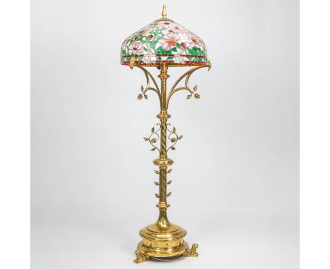 A large standing lamp made of copper with a Tiffany style lamp shade. (178 cm)
