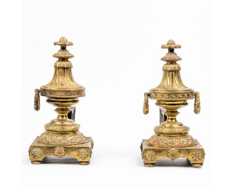 A pair of fireplace andirons made of bronze and metal in Louis XVI style. condtition: missing piece. (39 x 15 x 30 cm)