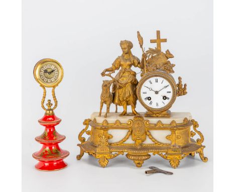 A table clock made of spelter and onyx and an Italian clock made of ceramics and brass. The first and second half of the 20th