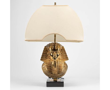 A table lamp with a Tutankhamun death mask, made by Deknudt. The second half of the 20th century. (22 x 22 x 68 cm)