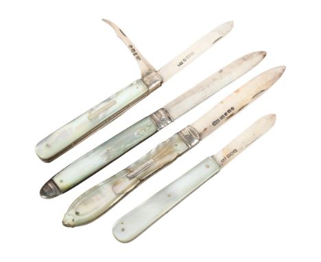 4 mother-of-pearl handled fruit knives, including 3 with silver blades (4) 