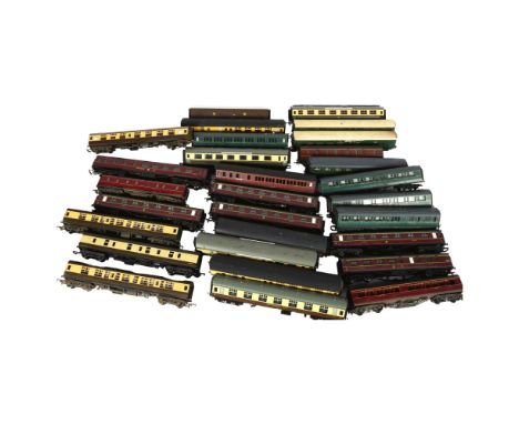 A quantity of Hornby and Airfix locomotive carriages, including Hornby Southern Railway and Hornby Southern etc (29) 