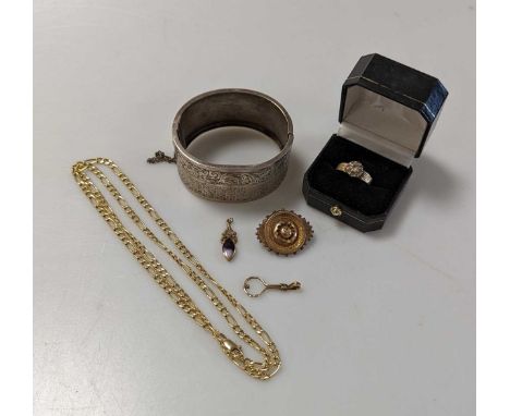 A chain marked 750, 11.2g, together with a 9ct cluster ring, a 9ct blue john pendant and another 9ct pendant, 5.4g gross, a V