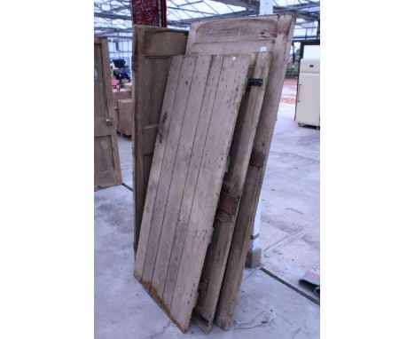 AN ASSORTMENT OF INTERNAL VINTAGE PINE DOORS