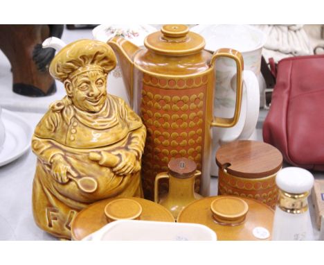 A QAUNTITY OF CERAMICS TO INCLUDE HORNSEA POTTERY 'SAFFRON' COFFEE POT, LIDDED POTS AND OIL BOTTLE, A ROYAL STANDARD AND DENB