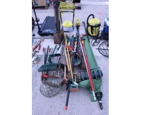 A LARGE COLLECTION OF GARDEN HAND TOOLS TO INCLUDE RAKES, SPADES, ETC