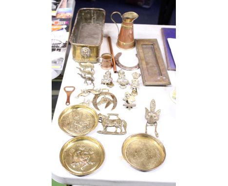 A QUANTITY OF COPPER AND BRASS TO INCLUDE A COPPER RETANGULAR PLANTER WITH LION'S HEAD HANDLES, DOOR KNOCKERS TO INCLUDE A FO
