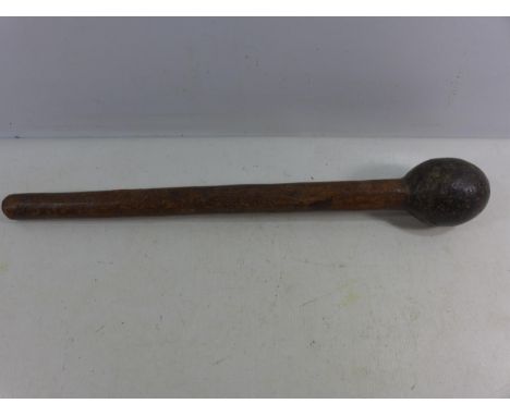 A VINTAGE WOODEN CLUB LENGTH 50CM