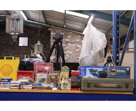 A LARGE QUANTITY OF VINTAGE CAMERA ACCESSORIES
