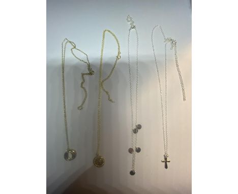 FOUR MARKED SILVER NECKLACE WITH A DOUBLE RING AND A HAMMERED DISC BOTH BEING GOLD PLATED