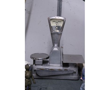 A SET OF VINTAGE SHOP SCALES, WITH WEIGHTS, NO. L8474