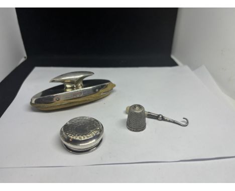 FOUR ITEMS OF HALLMARKED SILVER ITEMS TO INCLUDE A A BIRMINGHAM THIMBLE AND BUFFER, ACHESTER TOP AND A PEARL HANDLED HOOK