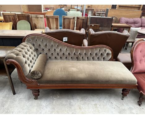 A VICTORIAN MAHOGANY BUTTON-BACK CHAISE LONGUE ON TURNED LEGS