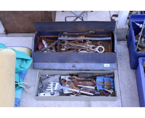 A METAL TOOL BOX AND A FURTHER TRAY CONTAINING AN ASSORTMENT OF TOOLS TO INCLUDE SPANNERS ETC