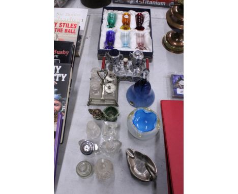 A QUANTITY OF GLASS ITEMS TO INCLUDE A BOXED SET OF SIX COLOURED SHERRY GLASSES, A WALKER AND HALL SILVER PLATED AND GLASS CO