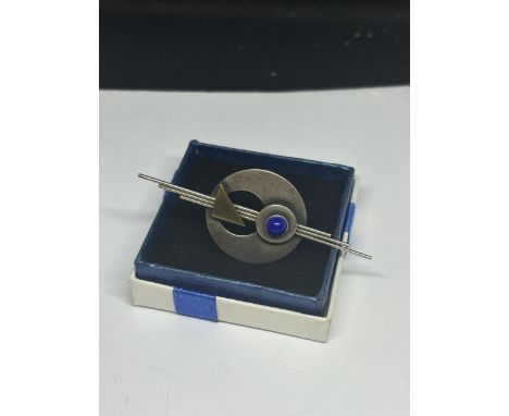 A VINTAGE ART DECO SILVER BROOCH WITH LAPIS LAZULI AND A PRESENTATION BOX