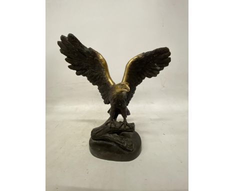 A VINTAGE BRASS EAGLE STATUE BIRD OF PREY ON A BRANCH - 36 CM