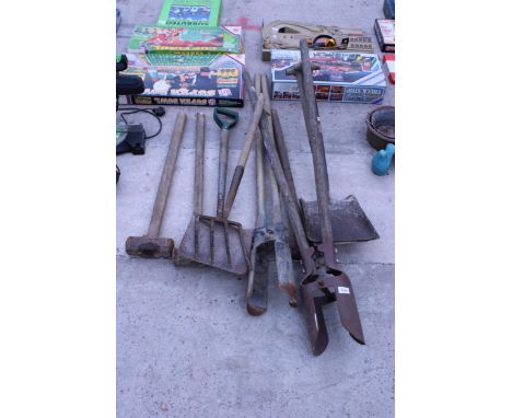AN ASSORTMENT OF GARDEN TOOLS TO INCLUDE POST HOLE DIGGERS, SHOVELS AND FORKS ETC