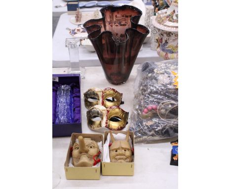 A VENETIAN STYLE LOT TO INCLUDE A LARGE ART GLASS 'HANDKERCHIEF' VASE, HEIGHT 31CM, PLUS FOUR MASKS