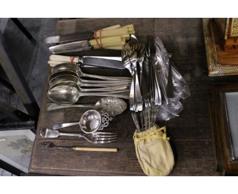 A QUANTITY OF VINTAGE AND MODERN FLATWARE TO INCLUDE EIGHT DISCIPLE TEASPOONS