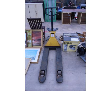 A PUMP PALLET TRUCK WITH WEIGH SCALE
