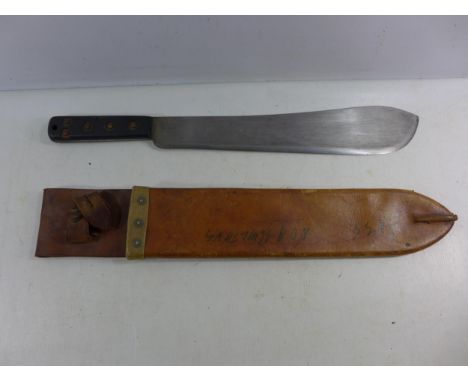 A BRITISH ARMY MACHETTE AND SCABBARD, 38CM BLADE, SCABBARD STAMPED 1973, LENGTH 54CM