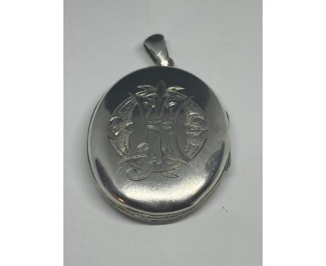 A LARGE MARKED 925 SILVER LOCKET WITH ENGRAVING