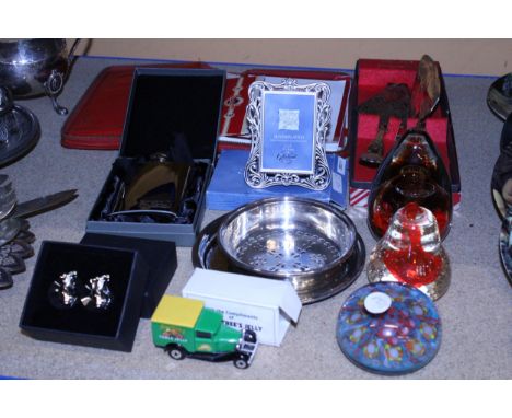 A MIXED LOT TO INCLUDE GOLF CLUB THEMED CUFFLINKS, A BEN SHERMAN HIP FLASK, GLASS PAPERWEIGHTS, CAKE SERVERS, PHOTO FRAME, ET