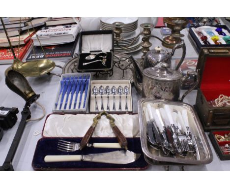 A QUANTITY OF SILVER PLATE AND BOXED FLATWARE TO INCLUDE TEAPOTS, A CANDLEABRA, TRAYS, ETC