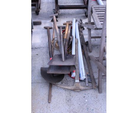 A COLLECTION OF VINTAGE GARDEN HAND TOOLS TO INCLUDE SPADE, SHOVEL, ETC
