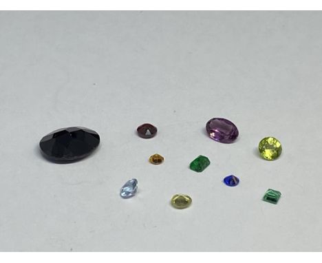 A QUANTITY OF GEMSTONES TO INCLUDE GARNET, AMETHYST, AGATE, PERIDOT, TOURMALINE, EMERALD, SPINEL, AQUAMARINE, TOPAZ ETC TOTAL