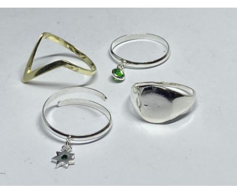 FOUR VARIOUS MARKED SILVER RINGS TO INCLUDE A GOLD PLATED EXAMPLE