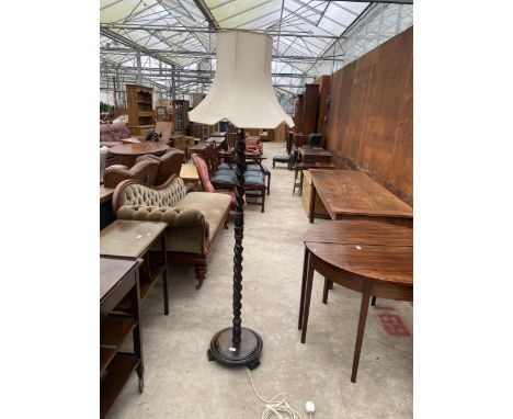 AN EARLY 20TH CENTURY OAK BARLEY-TWIST STANDARD LAMP WITH SHADE