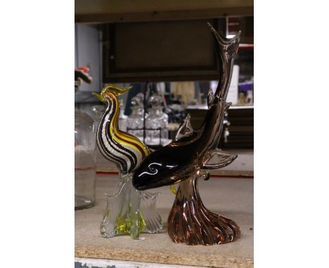 AN ART GLASS AMBER DOLPHIN AND ROOSTER