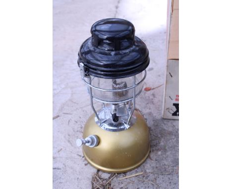 AN AS NEW VINTAGE TILLEY LAMP WITH ORIGINAL BOX