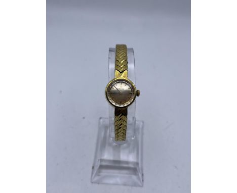 A LADIES' VINTAGE MANUAL WIND WRIST WATCH, MARKED OMEGA