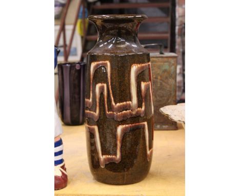 A VINTAGE LARGE WEST GERMAN VASE, HEIGHT 42CM