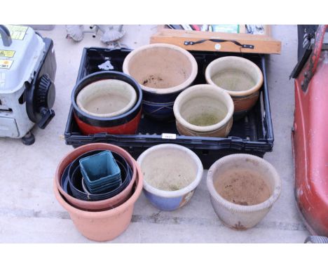 AN ASSORTMENT OF SMALL CERAMIC AND GLAZED PLANT POTS