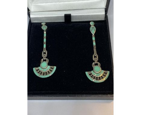 A PAIR OF MARKED SILVER AND TURQUOISE ENAMEL DECO STYLE DROP EARRINGS IN A PRESENTATION BOX