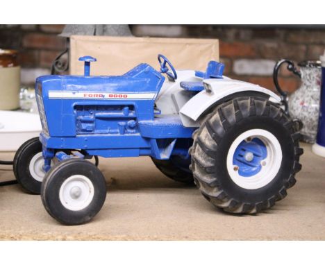 A LARGE FORD 8000 MODEL OF A TRACTOR, HEIGHT 19CM, LENGTH 31CM