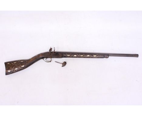 A VINTAGE NON FIRING INDIAN FLINTLOCK MUSKET 61CM BARREL LENGTH 97CM AND A CORKSCREW