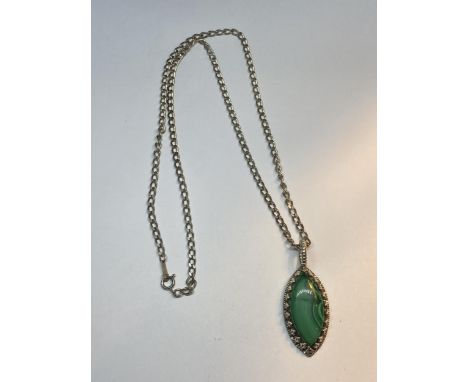 A HEAVY GREEN STONE MARKED SILVER PENDANT WITH A HEAVY MARKED SILVER CHAIN
